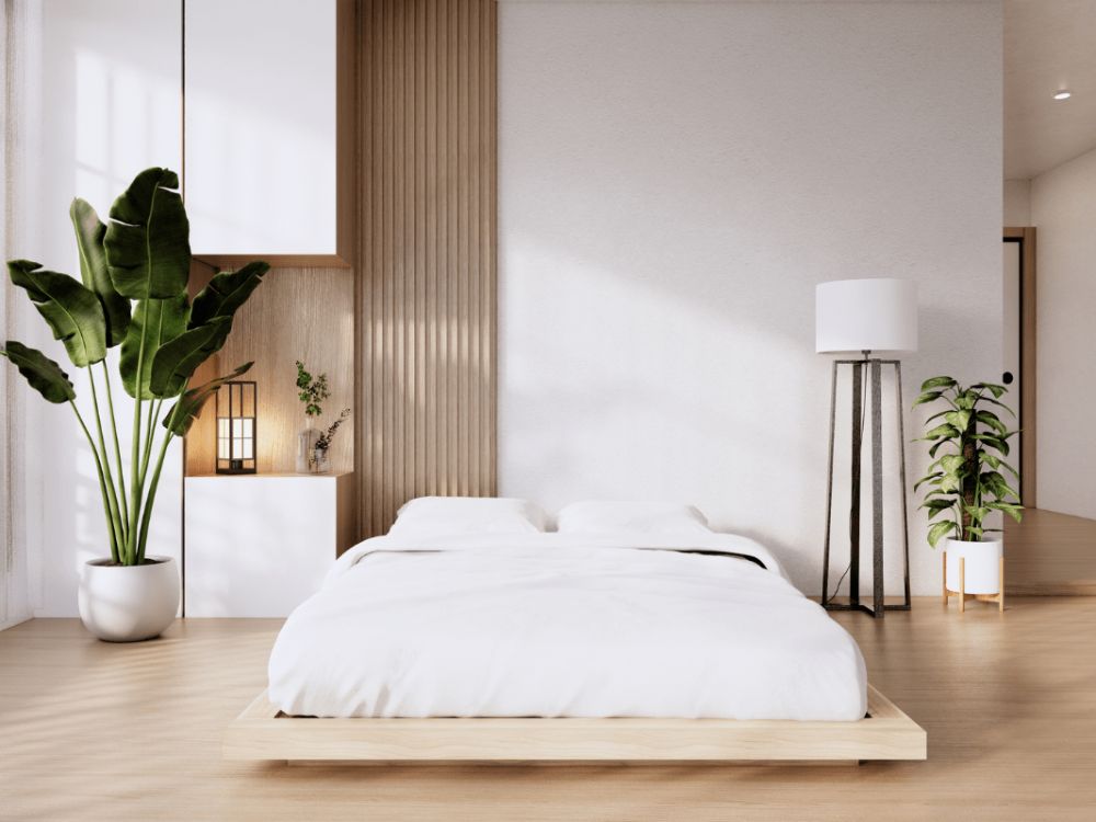 Phòng ngủ phong cách Nhật Bản với giường gỗ thấp, sàn sáng, cây xanh