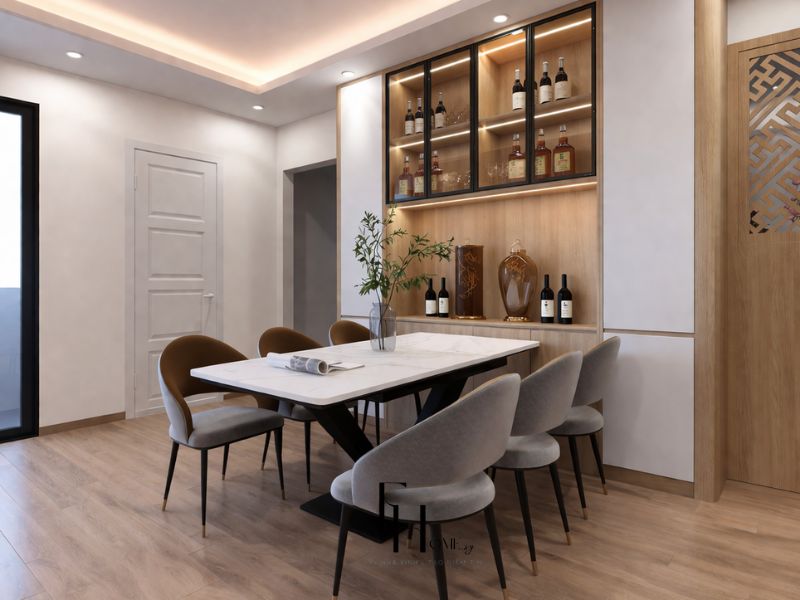 Bàn ăn chung cư 55m2 phong cách hiện đại với mặt đá trắng chân kim loại và tủ rượu kính đèn hắt vàng ấm