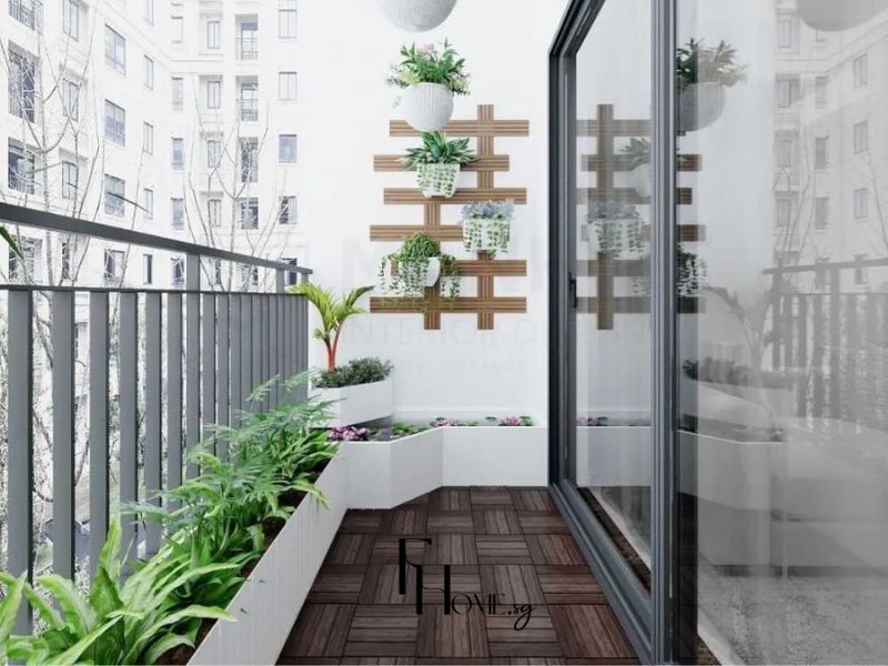 Ban công chung cư 50m2 với sàn gỗ nhựa nâu đậm, bồn trồng cây trắng dọc lan can và giàn gỗ lưới treo chậu cây nhiều tầng