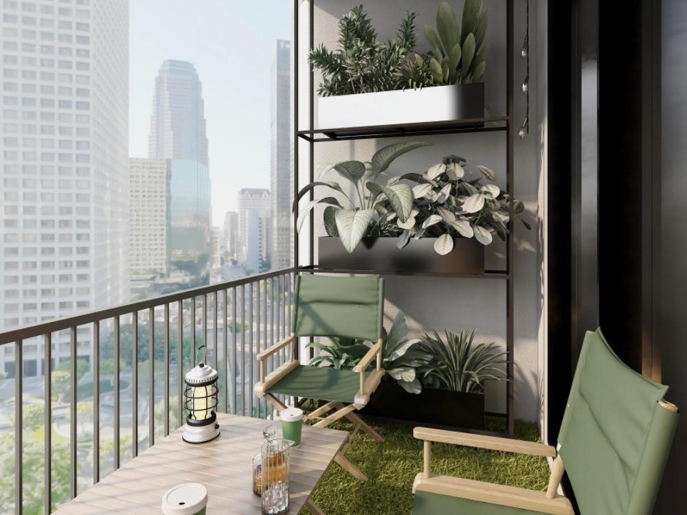 Ban công với cây xanh và bàn trà