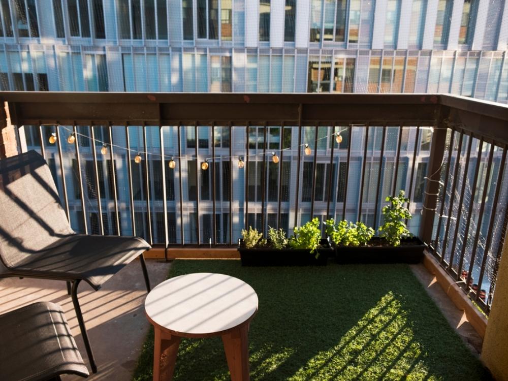 Ban công với tiểu cảnh xanh và đèn chiếu sáng