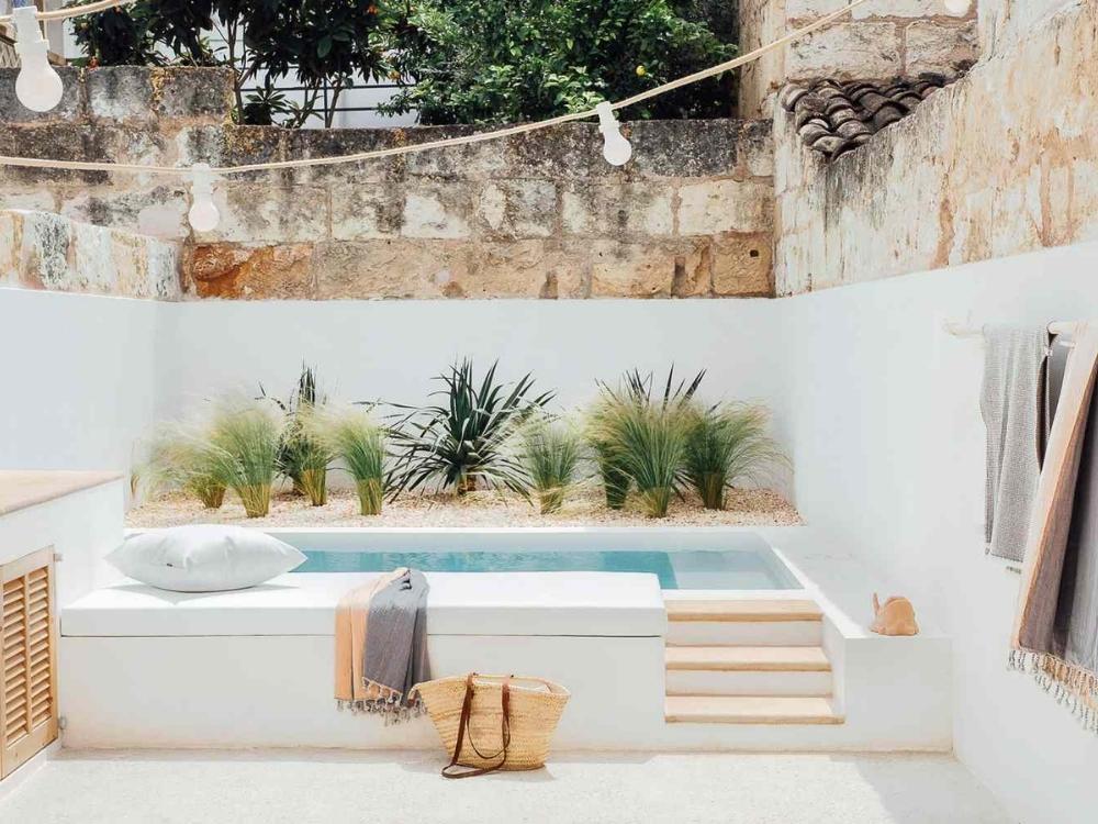 Bể bơi ngoài trời mang lại cảm giác thư giãn và tái tạo năng lượng giữa thiên nhiên