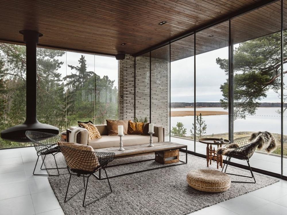 Biệt thự phong cách Scandinavian với cửa kính lớn, tận dụng ánh sáng tự nhiên tối đa, kết hợp nội thất tối giản và gam màu trung tính