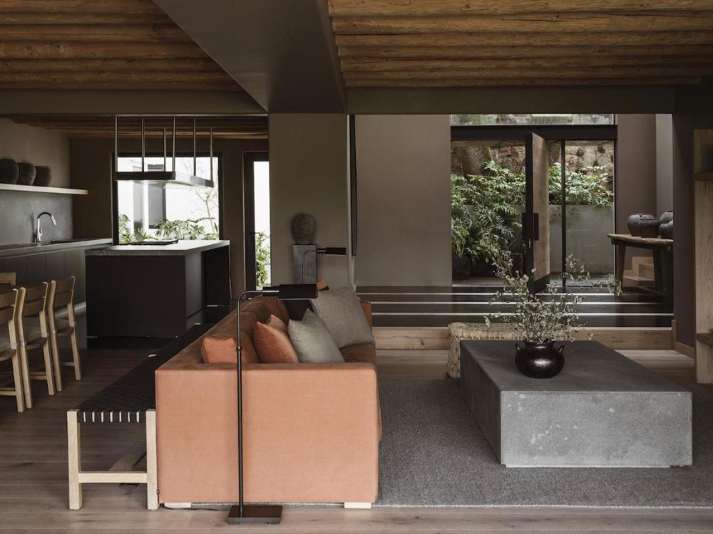 Biệt thự phong cách Wabi Sabi với thiết kế tối giản, vật liệu tự nhiên và màu sắc trung tính, tôn vinh vẻ đẹp trong sự không hoàn hảo