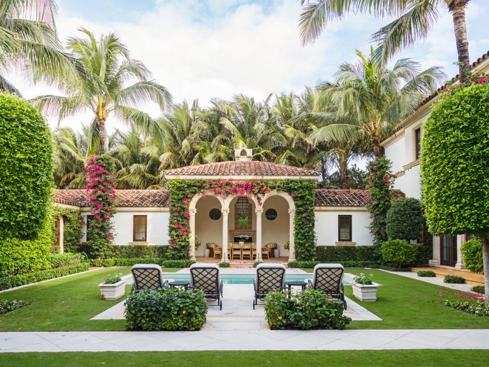 Biệt thự sân vườn kết hợp kiến trúc hiện đại và không gian xanh rộng rãi, tạo môi trường sống thư giãn, gần gũi thiên nhiên và thoáng đãng