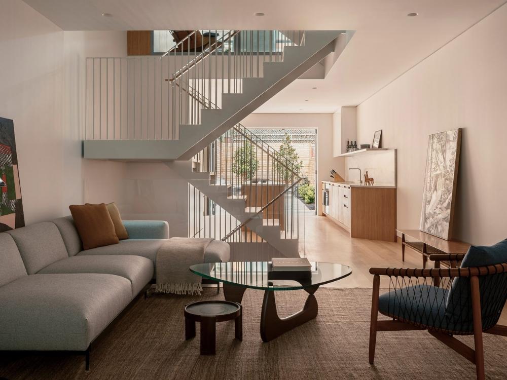 Cầu thang nhà phố 90m² với bố cục gọn gàng, tối ưu lối đi theo chiều dọc, mang đến cảm giác rộng rãi
