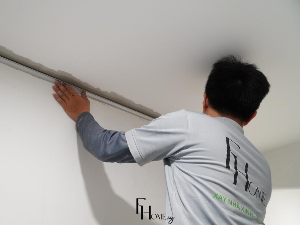 Đội ngũ thợ thi công FHome.sg đang lắp đặt nội thất tại công trình, thể hiện tay nghề chuyên nghiệp và quy trình làm việc tiêu chuẩn