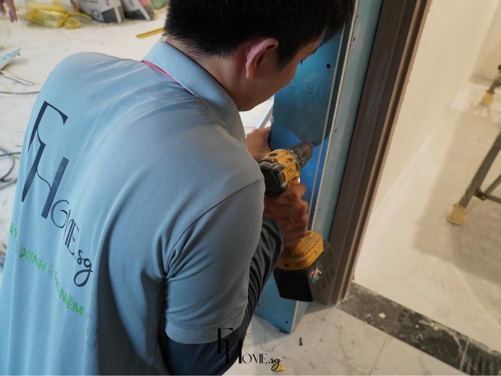 Đội thợ FHome.sg thi công phòng khách cẩn thận, đảm bảo từng chi tiết đúng thiết kế