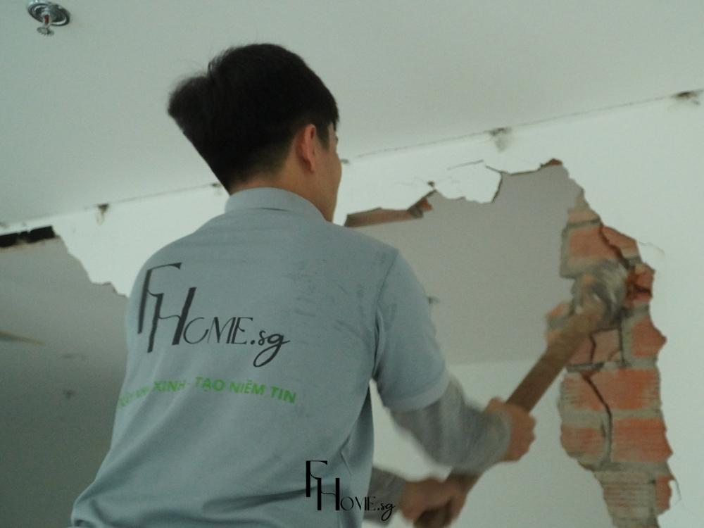 Đội thợ FHome.sg thi công trực tiếp tại công trình, đảm bảo đúng kỹ thuật và tiến độ theo hợp đồng