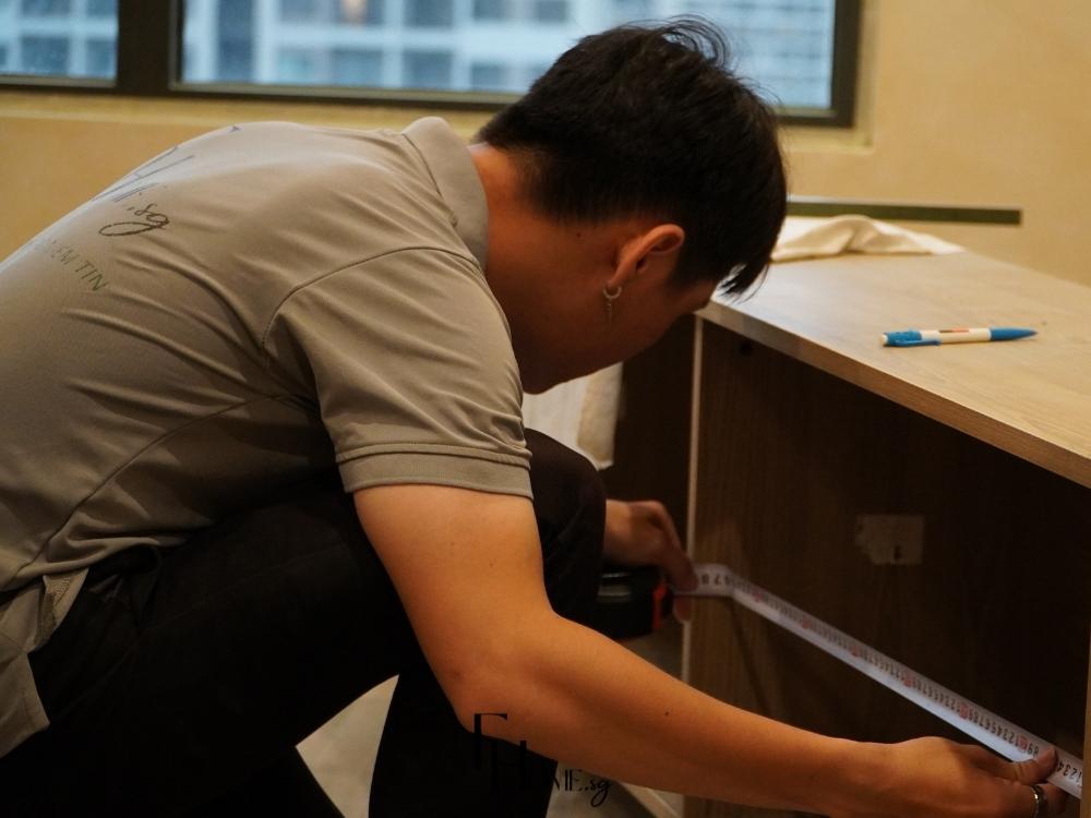 Đội thợ hoàn thiện nội thất phòng khách đồng bộ về chất liệu và kích thước