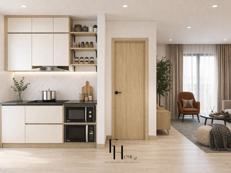 Giải pháp phân chia công năng và lưu trữ trong căn hộ 80m2 với bếp thẳng tủ trắng viền gỗ, kệ mở tận dụng góc tường và bố cục mở liên thông phòng khách