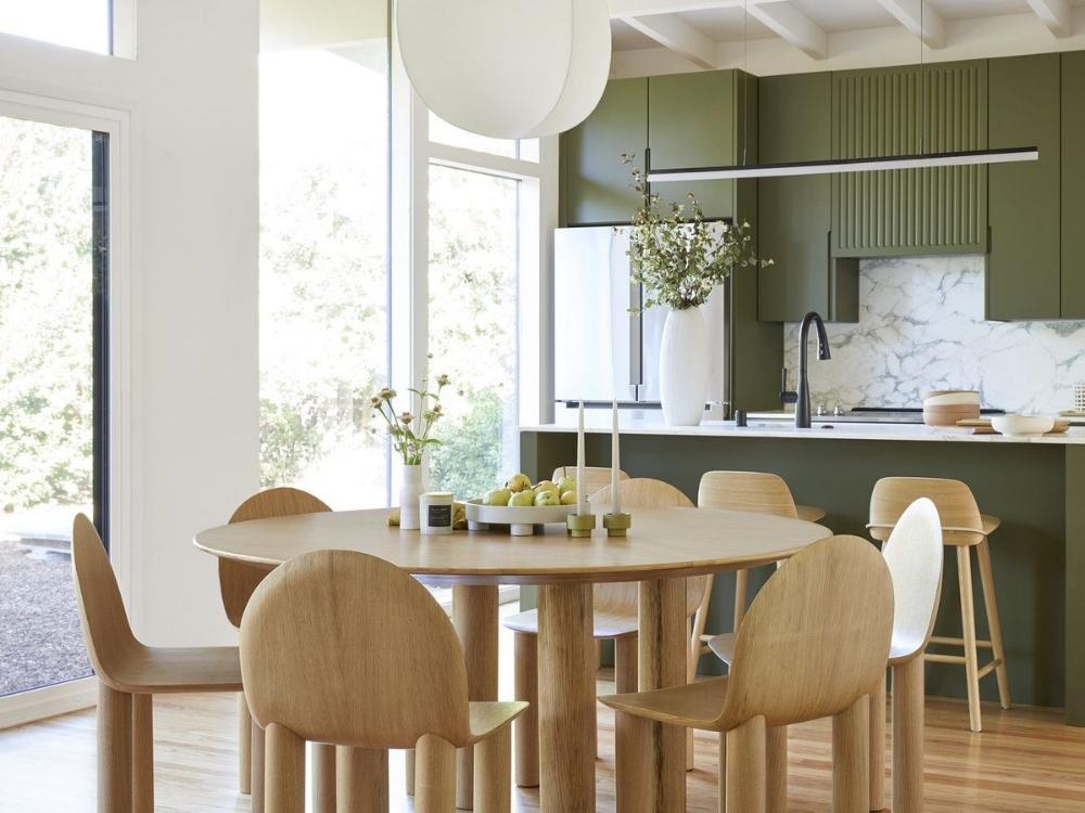 Gian bếp Japandi ấm cúng, sử dụng gỗ và gốm sứ, giữ sự ngăn nắp nhưng vẫn gần gũi