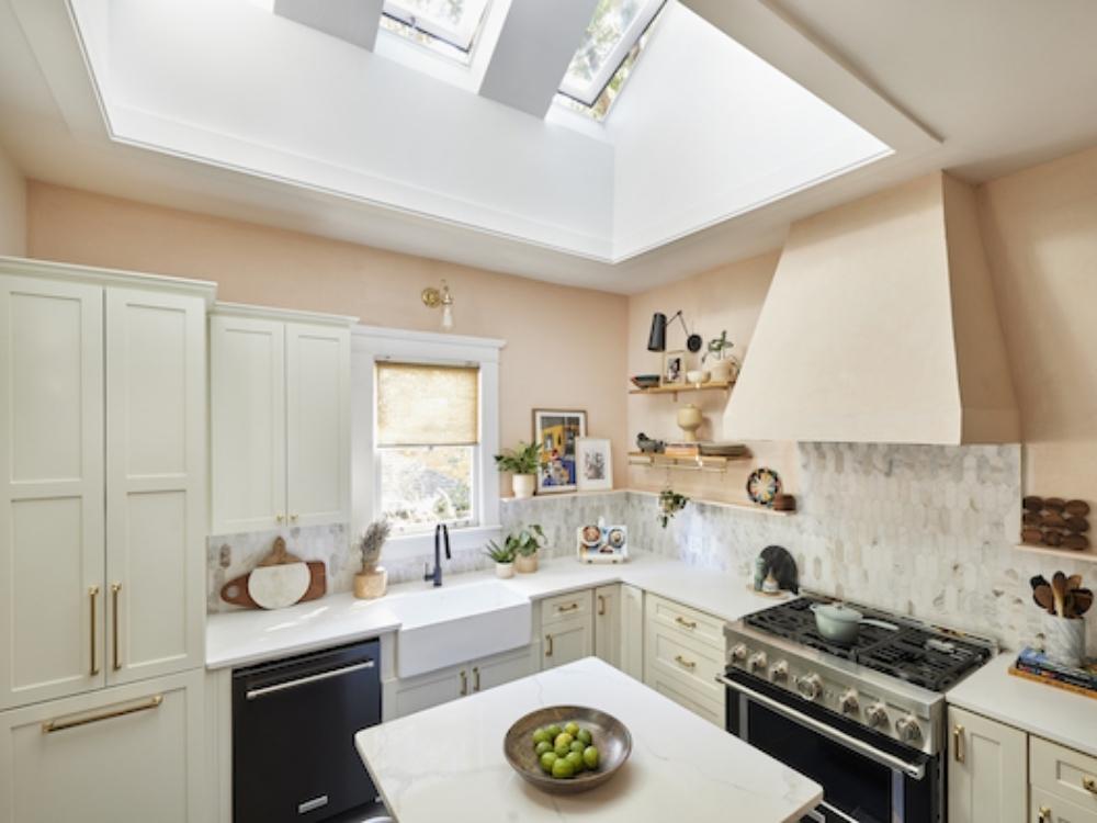 Gian bếp nhà ống 40m² nhỏ nhưng tiện nghi, thiết kế mở và ánh sáng từ giếng trời giúp nơi nấu nướng luôn thông thoáng