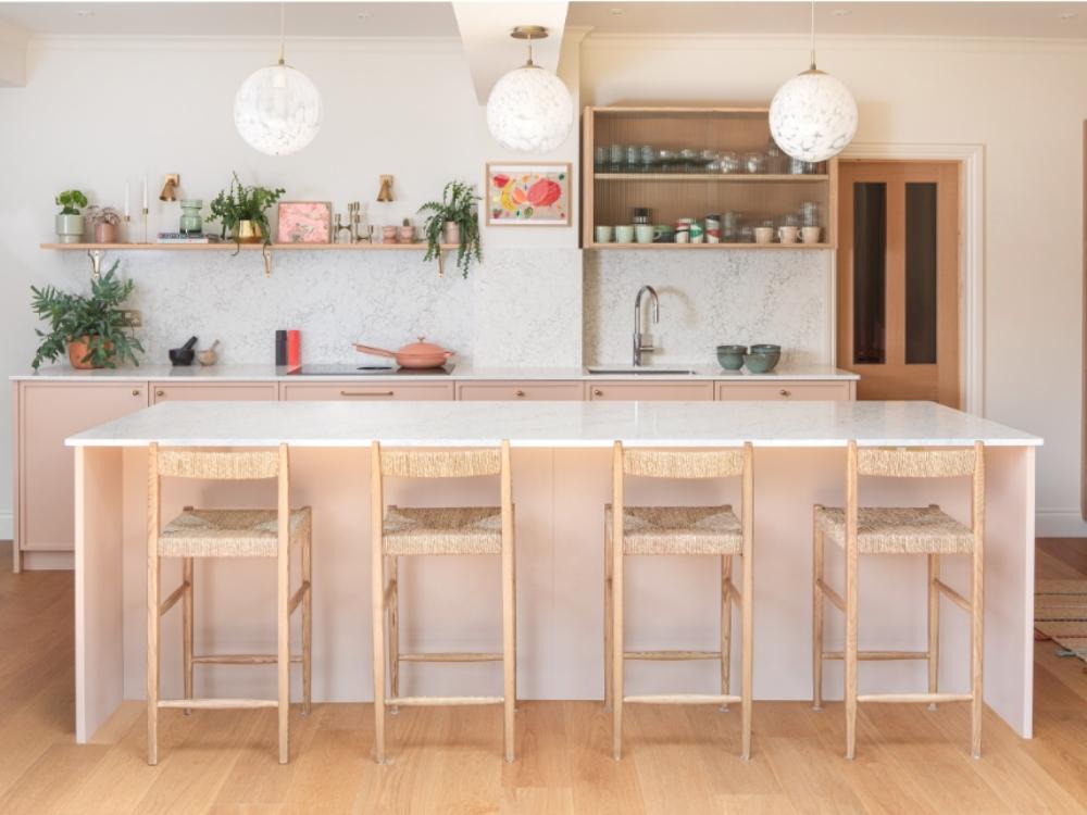 Gian bếp nhà phố 65m² có nội thất tinh gọn và bố trí khoa học, mang đến sự tiện nghi cho những bữa cơm sum vầy của gia đình 4–5 thành viên.