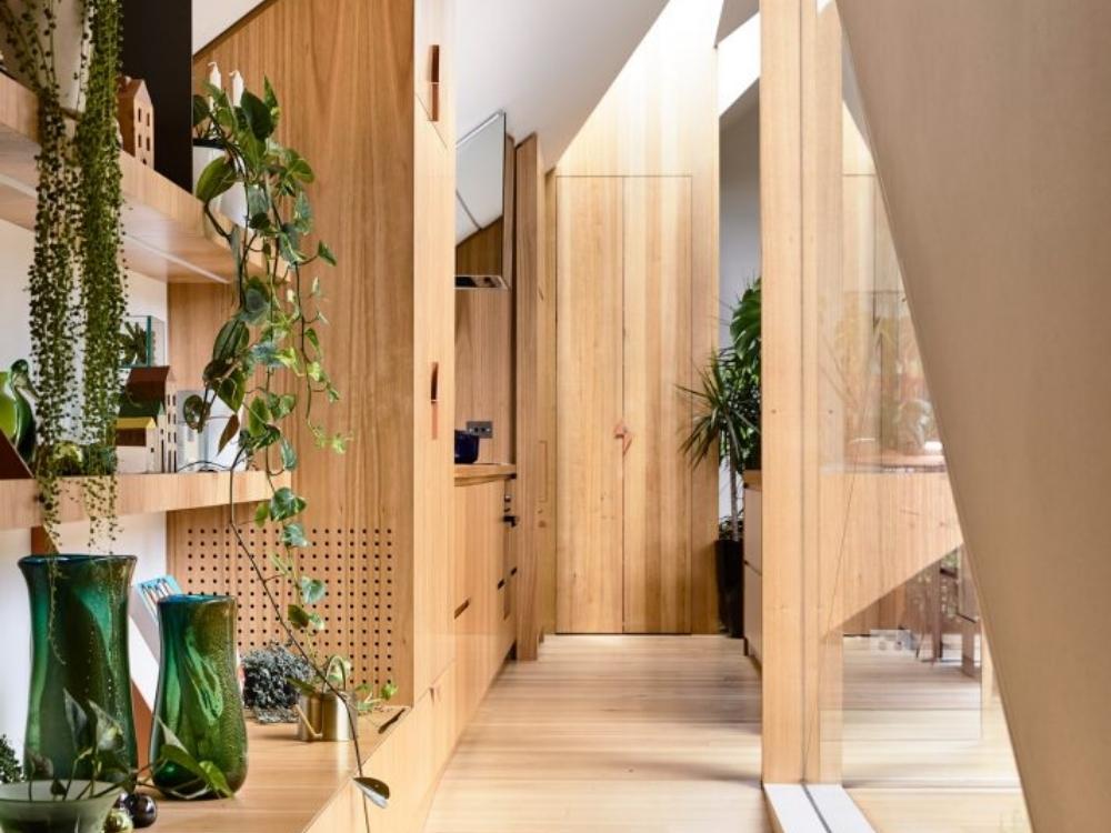 Góc nhìn khác của phòng bếp thể hiện bố cục gọn gàng, hệ tủ âm tường và ánh sáng tự nhiên dồi dào, giúp không gian luôn thoáng đãng và tiện nghi.