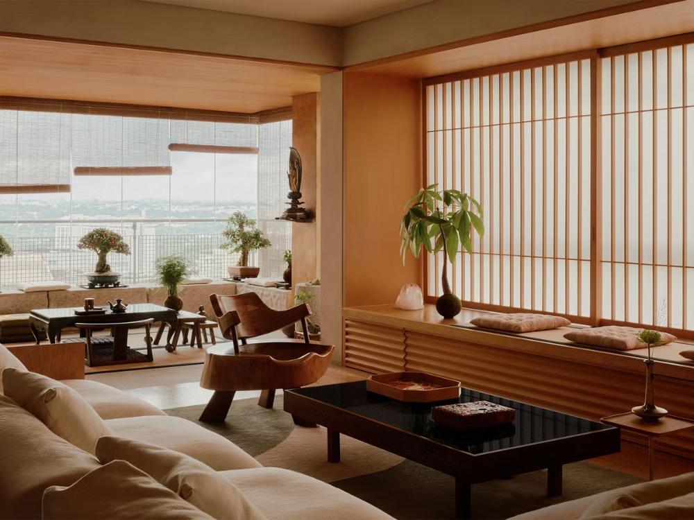 Góc trà đạo phong cách Nhật Bản với bàn trà thấp, đệm ngồi Zabuton và tông màu be, nâu ấm áp, tạo nên nơi thưởng trà thanh tịnh