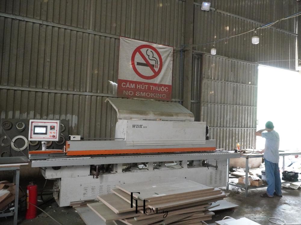 Hệ thống máy móc hiện đại trong xưởng sản xuất nội thất, đảm bảo quy trình gia công vật liệu chính xác