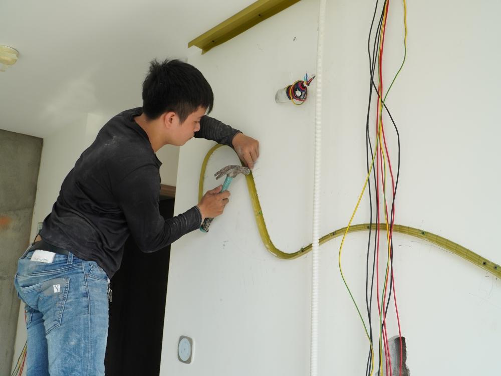 Hình ảnh đội ngũ thợ của FHome.sg trong quá trình thi công nội thất, tập trung và chuyên nghiệp