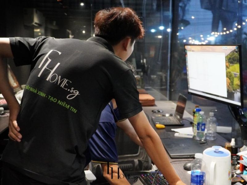 Kỹ thuật viên FHome Sài Gòn kiểm tra bản vẽ thiết kế nội thất chung cư phong cách Nhật Bản trên máy tính