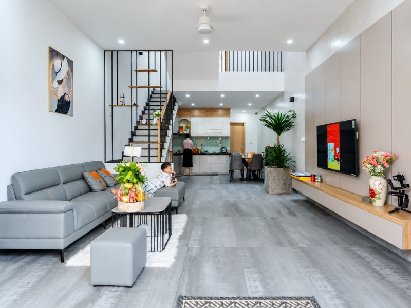 Khoảng thông tầng phòng khách nhà phố 5x20m đón sáng tự nhiên và hỗ trợ đối lưu không khí