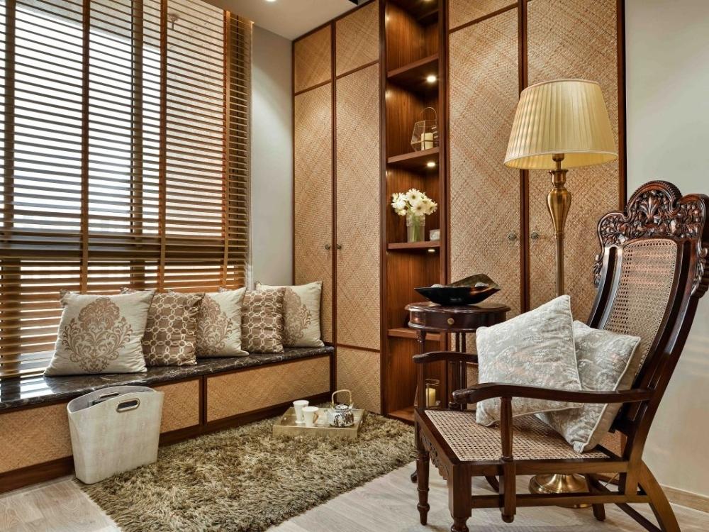 Không gian đậm chất vintage với giấy dán tường hoa văn cổ điển và đồ gỗ veneer sang trọng