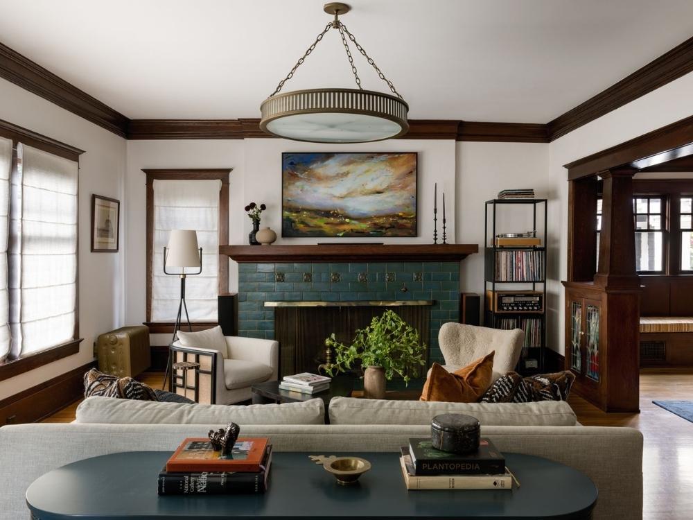 Không gian nội thất phong cách Art & Crafts với đồ gỗ thủ công tinh xảo, họa tiết tự nhiên và gam màu đất ấm