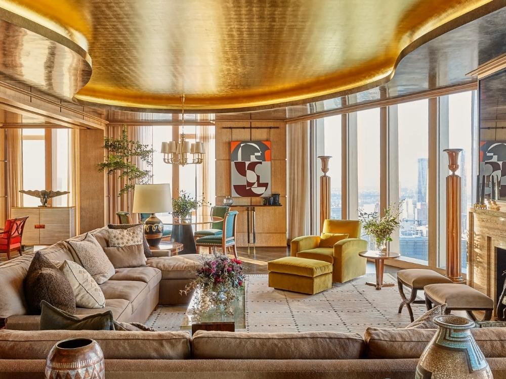 Không gian nội thất phong cách Art Deco sang trọng với đường nét hình học tinh xảo, tông vàng và ánh sáng lấp lánh đặc trưng