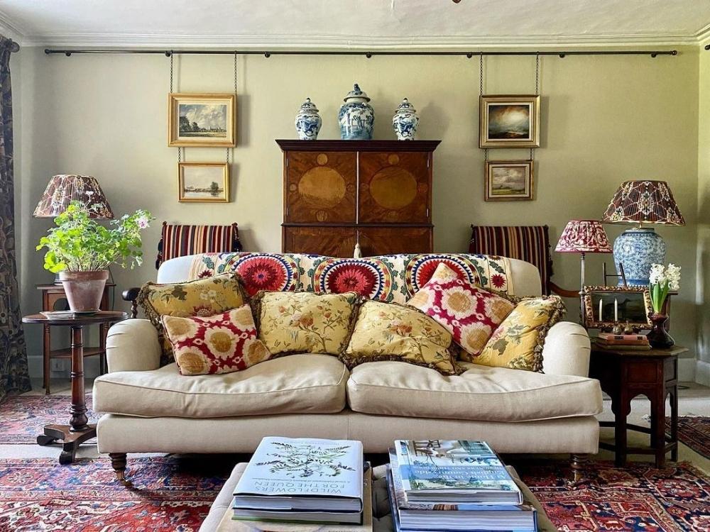 Không gian nội thất phong cách Bazaar với màu sắc rực rỡ, họa tiết hình học phức tạp và điểm nhấn exotic, gợi cảm giác sôi động và sống động như chợ truyền thống