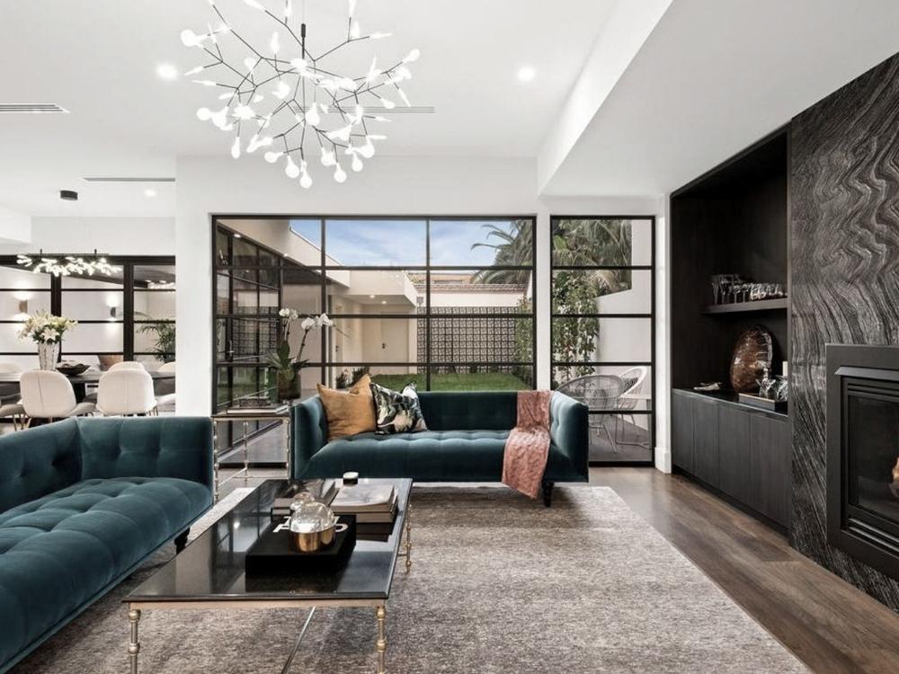 Không gian nội thất phong cách Hollywood lộng lẫy với tông vàng kim, gương sáng và chi tiết sang trọng, gợi cảm giác xa hoa như thời hoàng kim điện ảnh