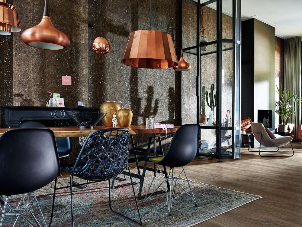 Không gian nội thất phong cách Metallic với bề mặt kim loại sáng bóng và chi tiết phản chiếu