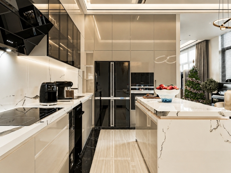 Khu bếp tầng trệt nhà phố 5x20m sử dụng tủ phủ Acrylic và mặt đá kháng ẩm chống nước