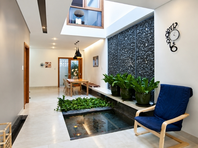 Khu vực giếng trời nhà phố ngập tràn ánh sáng với hồ nước và tiểu cảnh cây xanh