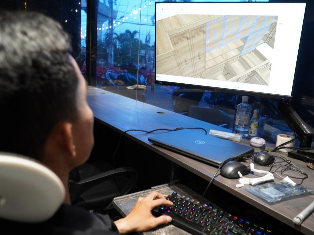 Kiến trúc sư FHome.sg đang lên phương án thiết kế, thể hiện tư duy sáng tạo và chuyên nghiệp trong việc kiến tạo không gian sống cho nhà phố 90m²