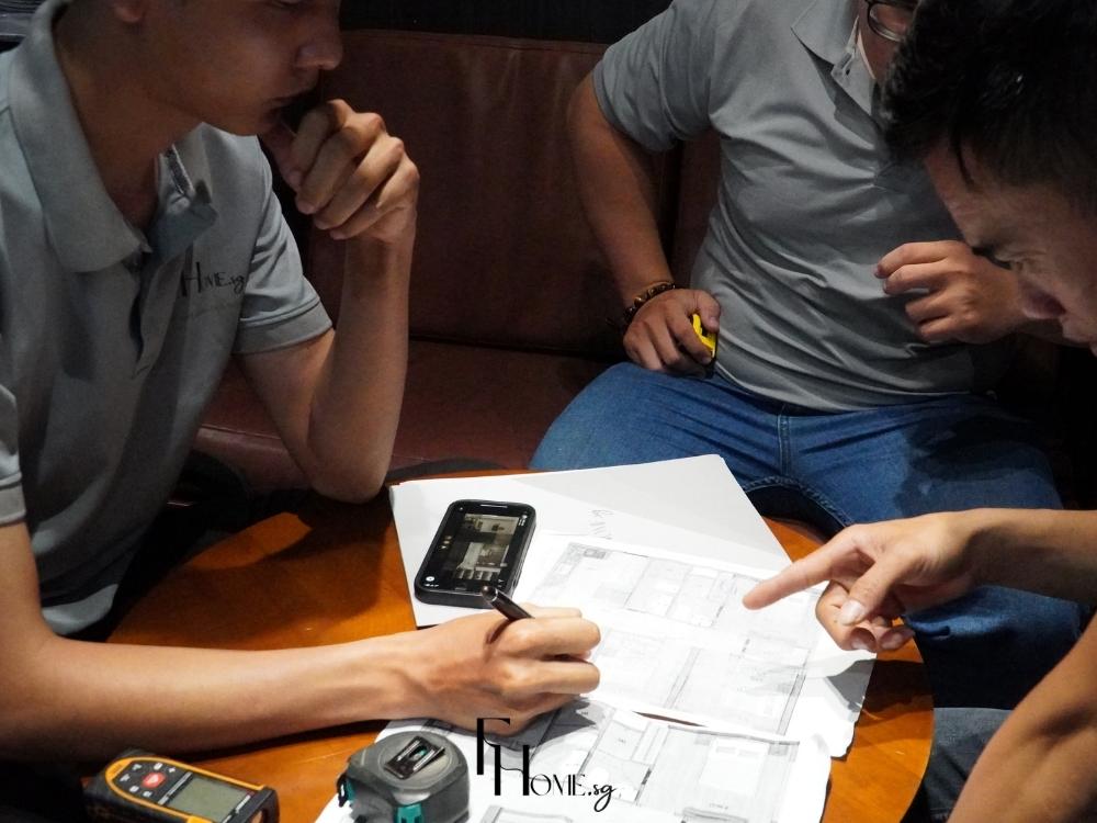Kiến trúc sư FHome.sg kiểm tra bản vẽ và giám sát thi công, đảm bảo công trình đạt 98% so với thiết kế 3D ban đầu