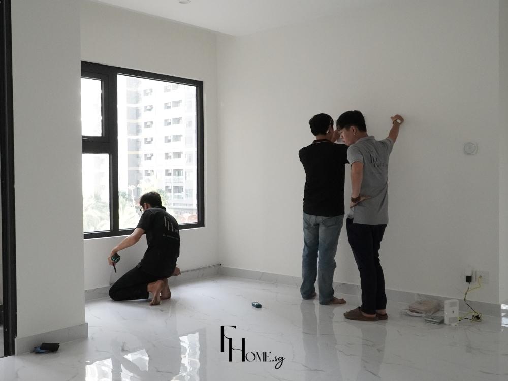 Kiến trúc sư FHome.sg tại công trình chung cư, kiểm tra chi tiết thi công để đảm bảo đúng bản thiết kế
