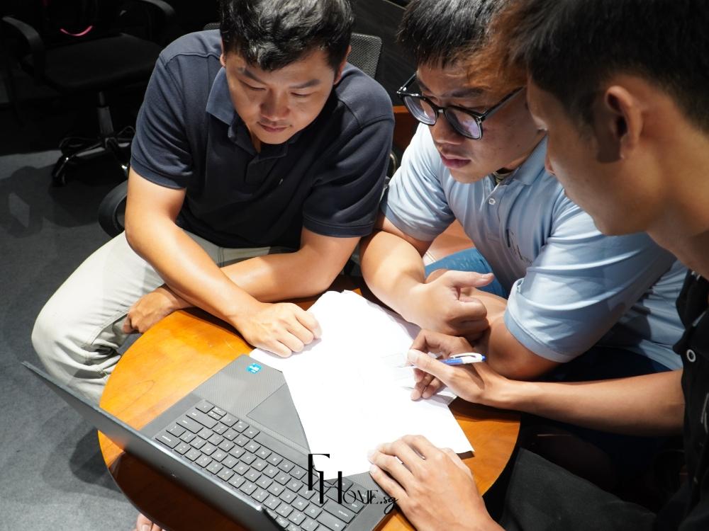 Kiến trúc sư đang tập trung xem bản vẽ thiết kế nội thất, tính toán chi phí thi công chi tiết