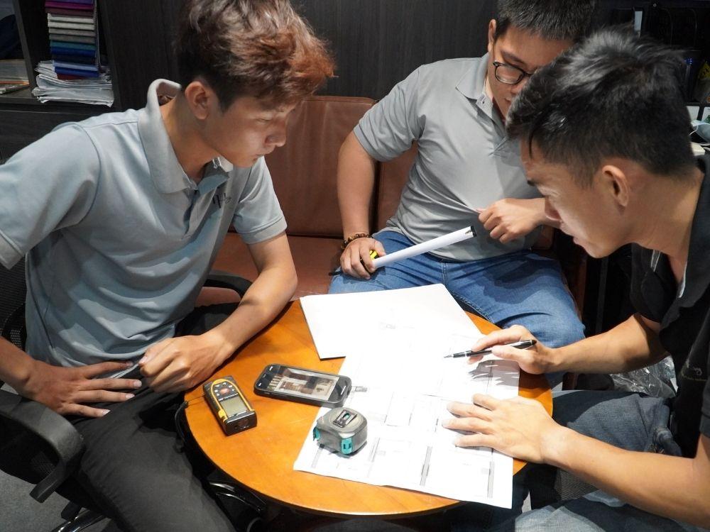 Kiến trúc sư trao đổi phương án thi công nội thất phòng ngủ, đảm bảo tiến độ và chất lượng công trình