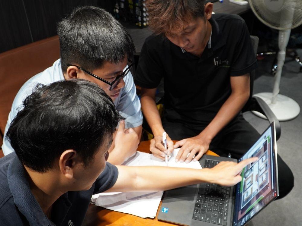 Kiến trúc sư trao đổi phương án thi công và báo giá chi tiết, giúp khách hàng kiểm soát chi phí hiệu quả ngay từ đầu