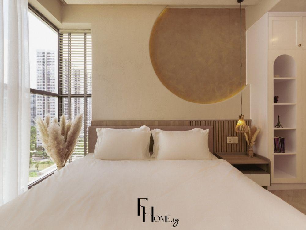 Phòng ngủ Wabi Sabi với giường gỗ tự nhiên, bộ chăn ga màu be và ánh sáng tự nhiên tạo không gian thư giãn.