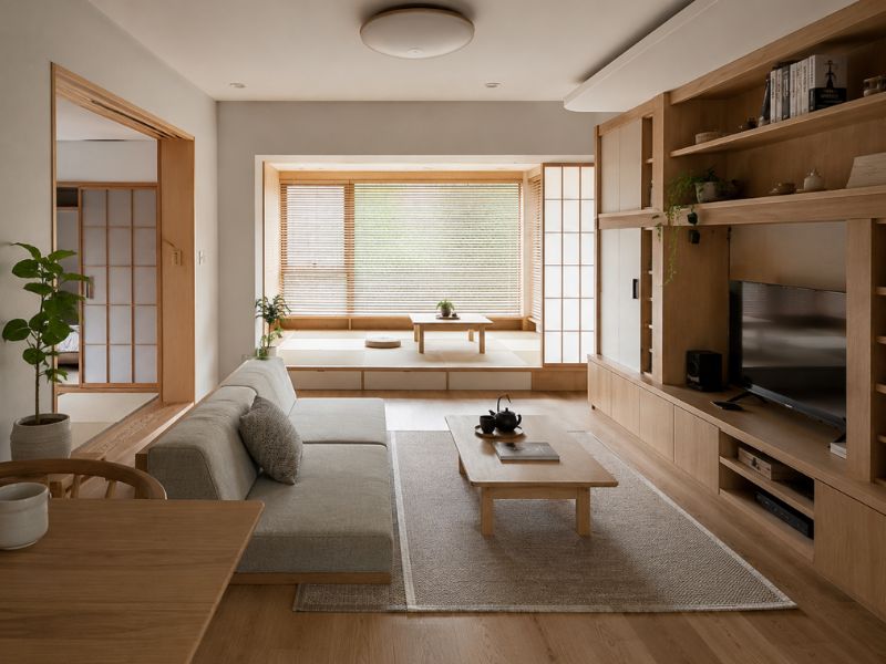 Mẫu nội thất chung cư phong cách Nhật Bản tối giản với phòng khách gỗ sáng, sofa thấp và góc Tatami đa năng