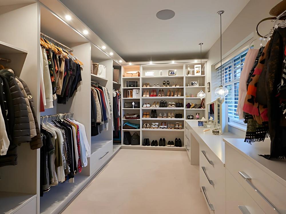 Phòng thay đồ chung cư 95m2 thiết kế tủ âm tường gọn gàng