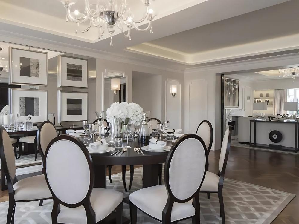 Phòng ăn penthouse với bàn ăn 8 chỗ, ghế cao cấp và đèn thả hiện đại tạo không gian trang trọng và ấm cúng.