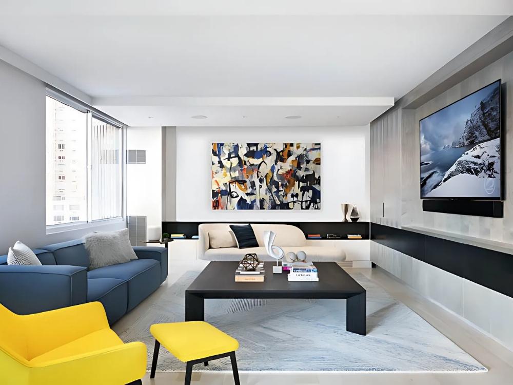 Phòng khách penthouse với sofa xám vàng, bàn trà đá marble, ánh sáng đa tầng và ban công rộng