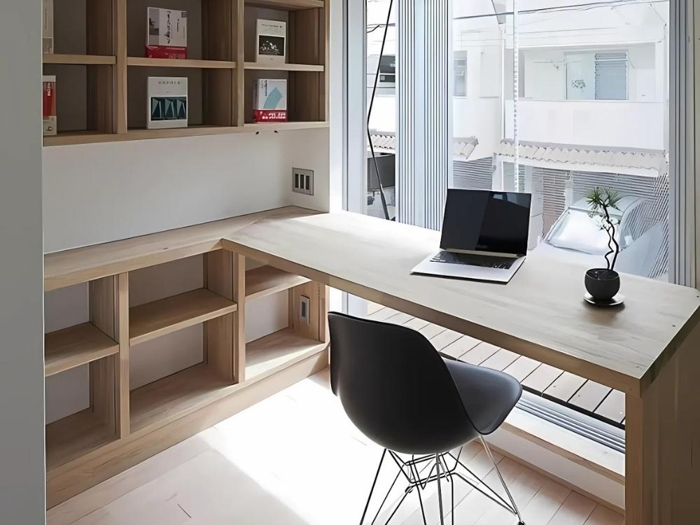 Phòng làm việc chung cư 50m2 với bàn gỗ, kệ sách và đèn bàn tạo không gian làm việc riêng biệt, tiện lợi.