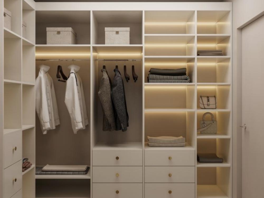 Phòng thay đồ chung cư 55m2 với tủ lưu trữ thông minh, kệ mở và ánh sáng LED tạo không gian thông thoáng và tiện nghi.