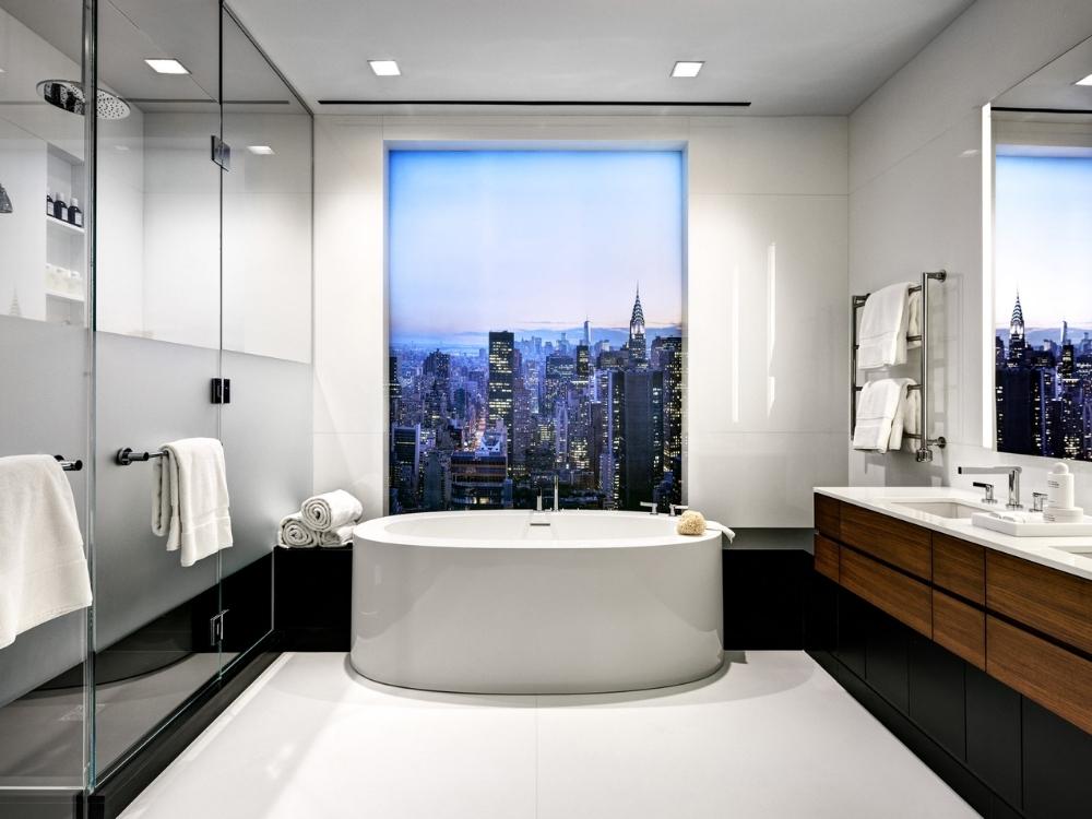 Phòng tắm chung cư 90m2 với bồn tắm sang trọng, vòi sen hiện đại và các chi tiết kim loại sáng tạo không gian tiện nghi.