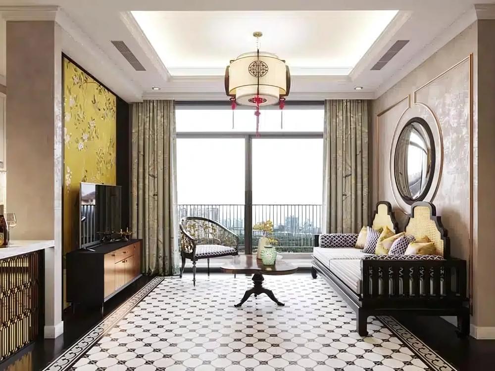 Phòng khách phong cách Indochine với sofa nâu, bàn trà gỗ và đèn chùm đồng tạo không gian sang trọng và ấm cúng.