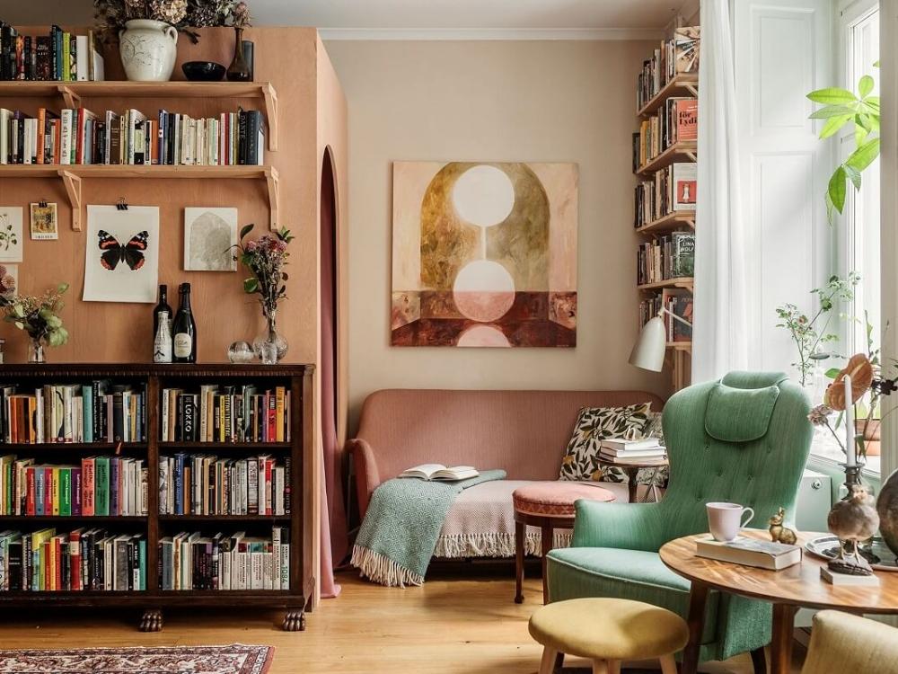 Phòng khách phong cách Vintage với sofa da nâu, bàn trà gỗ tự nhiên và đèn chùm kim loại