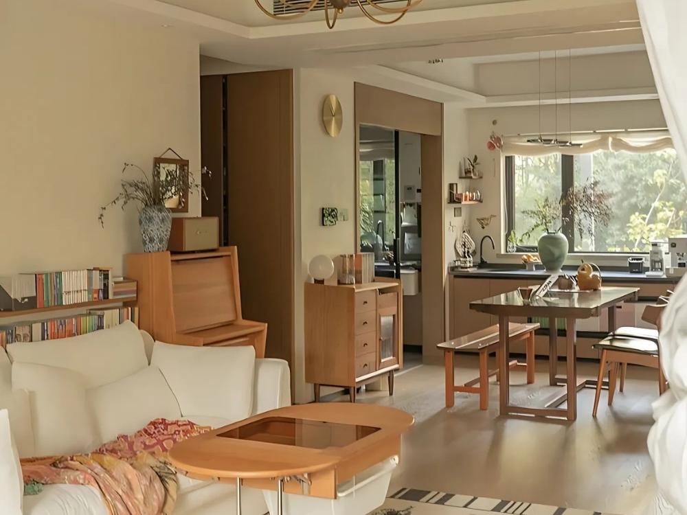 Phòng khách chung cư 60m2 với sofa trắng, bàn trà gỗ và đèn thả tạo không gian sang trọng và thoải mái.