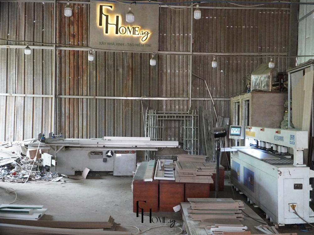 Máy cắt gỗ công nghiệp hoạt động trong xưởng, giúp tạo ra các chi tiết nội thất bền đẹp và đồng nhất về kích thước